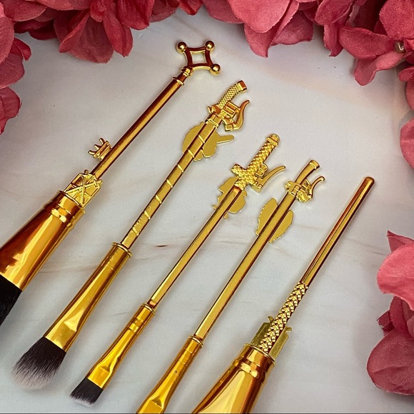 Attack on Titan Gold 5 Piece Makeup Brush Set with Bag - Picture 13 of 16